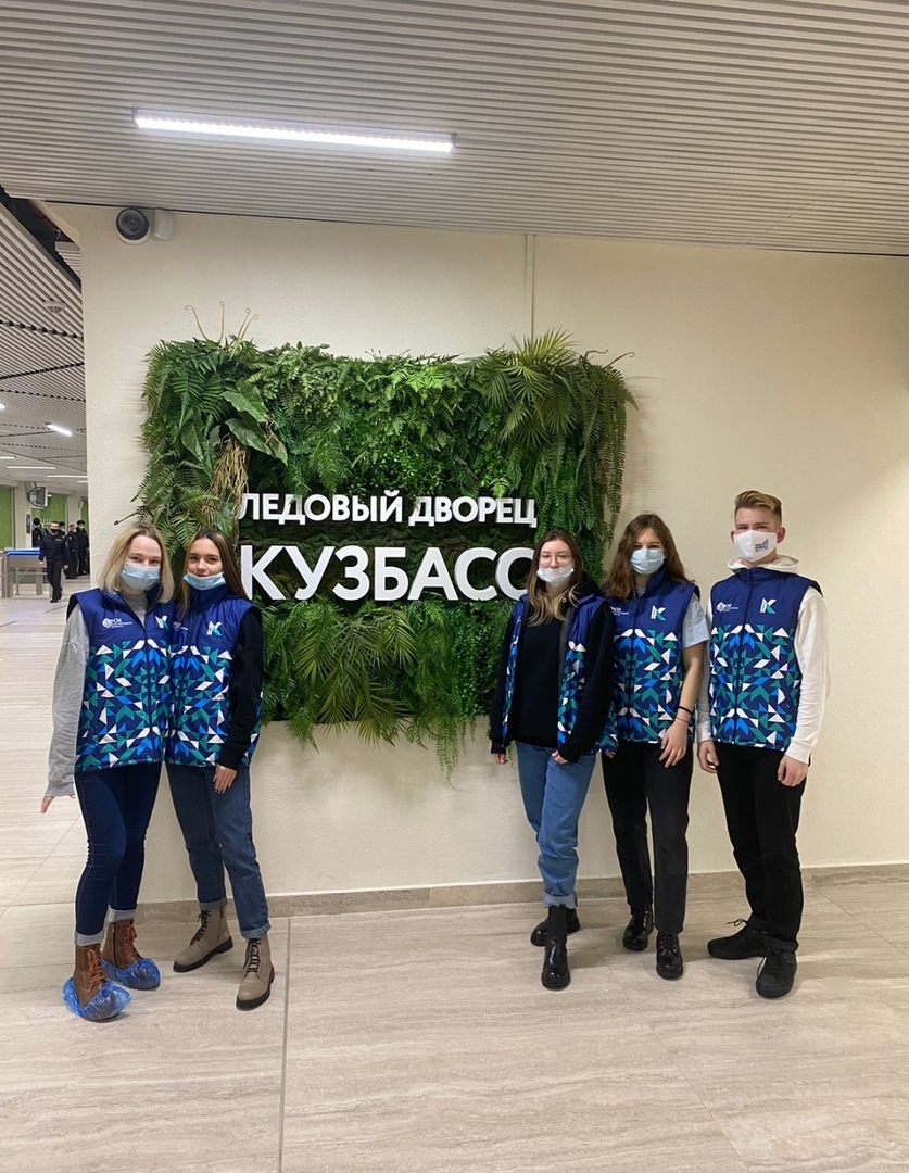 Вновь добровольцы помогали Ледовому Дворцу "Кузбасс" в проведении Чемпионата России по хоккею с мячом.
